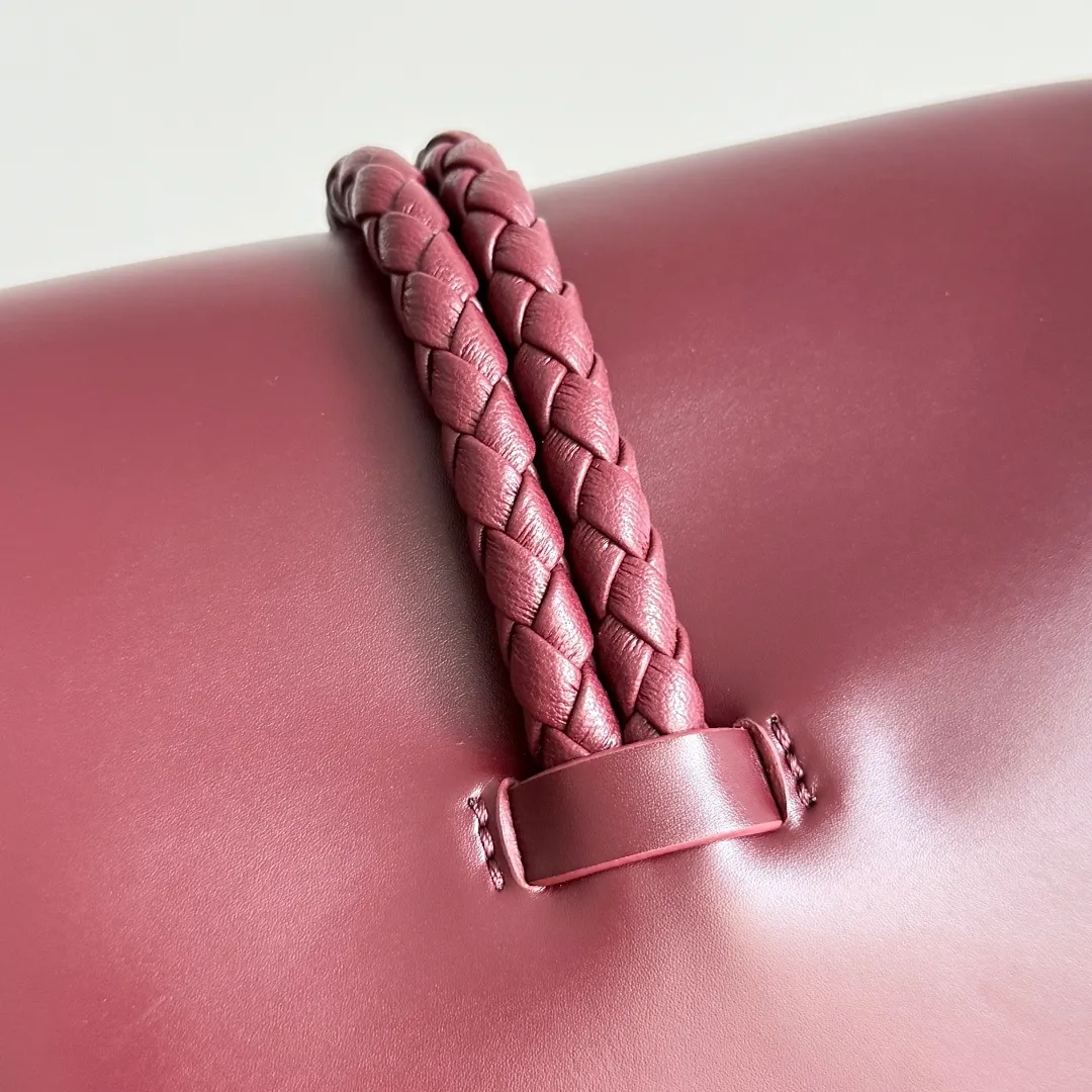 Batch 1520 BOTTEGA VENETA 2025 women's mini LIBERTA crossbody bag, the smallest size is shipped! ! Summer is here, how can you go out and play without a small bag? The "Freedom" series has the advantage of not being picky about seasons. I really like it. A small bag with a generous temperament is an indispensable item for every girl to perfectly adapt to the variety of summer outfits. The high-quality leather reveals a delicate luster. The U-shaped high-quality hardware design is enlarged in this size, which is the finishing touch. Whether it is attending a banquet or daily travel, it can show off the taste. Style No.: 826147 Size: 24*15.5*5cm
